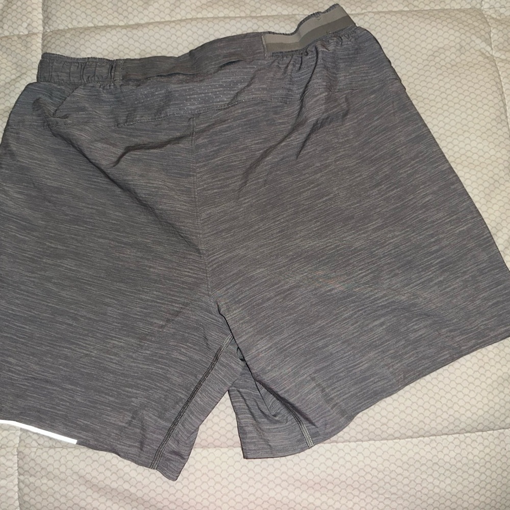 Perfect! Men Lululemon Grey Shorts Size Large - Picture 2 of 2